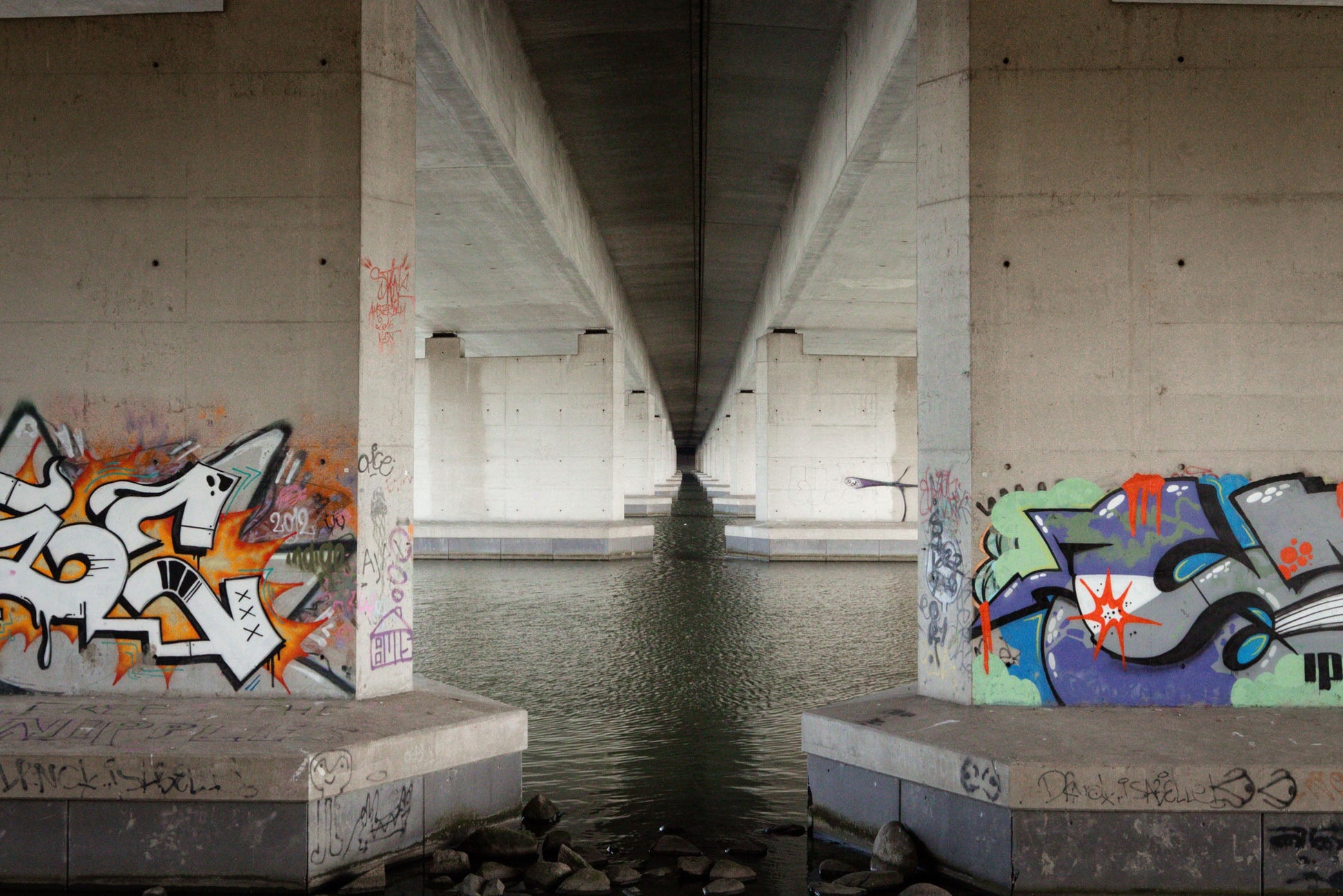 Ansichtkaart viaduct met graffiti